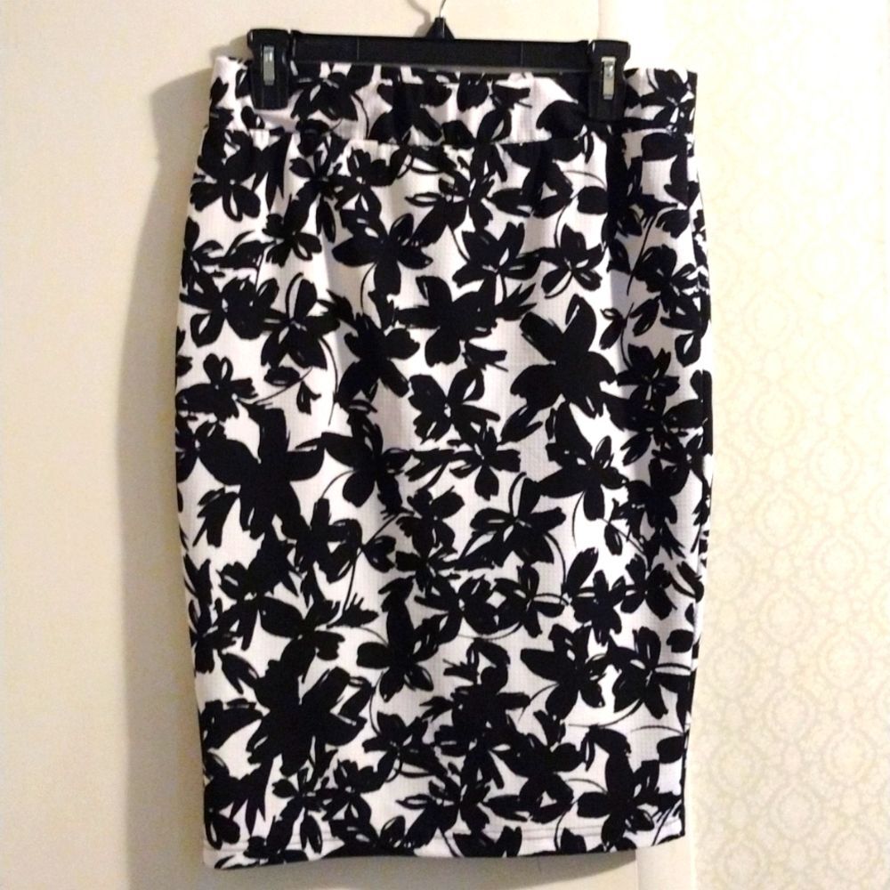 Daisy Fuentes Floral Black & White Print Bodycon Skirt - L